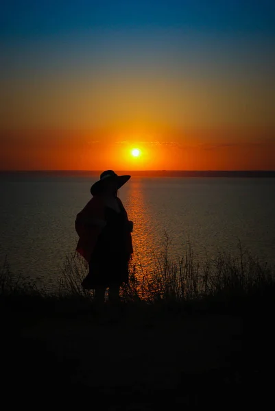 Frau Mit Hut Steht Bei Sonnenuntergang Strand — Stockfoto