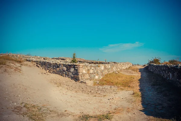 Muinaisen Linnoituksen Rauniot Päivällä — kuvapankkivalokuva
