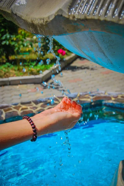 Cropped Shot Female Hand Fountain — Stock Photo, Image