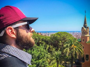 Tatil sırasında tropikal parkta yürüyen genç adamın portresi 