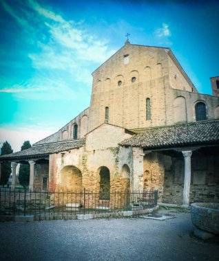 Şehirde gündüz vakti eski bir kilise. 