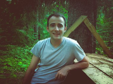 Yaz ormanında duran genç adamın portresi