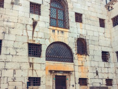 Şehirdeki eski tuğla bina cephesi