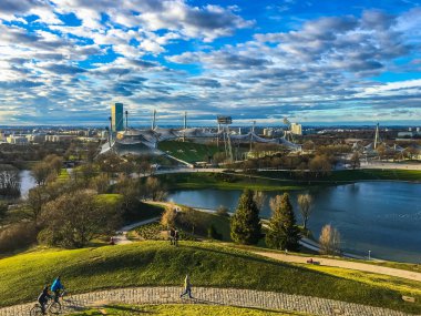Gündüz vakti bulutlu gökyüzü altında modern şehir