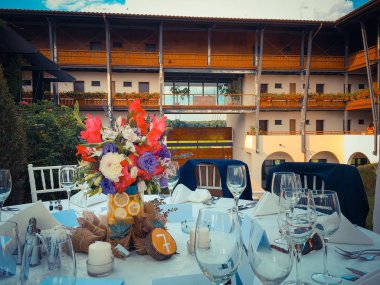 Restoran masasında renkli yaz çiçekleri. 