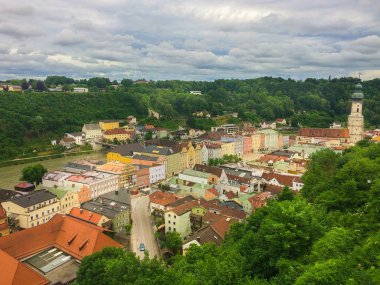 Gündüz vakti bulutlu gökyüzünün altındaki eski şehir 
