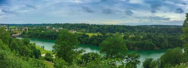 Şehirde gündüz vakti nehir.