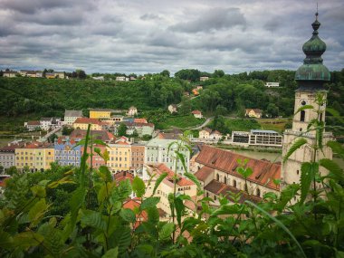 Gündüz vakti bulutlu gökyüzünün altındaki eski şehir 