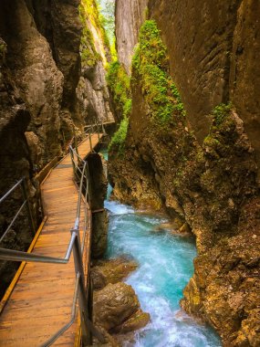 Gündüz dağlar nehir manzara 
