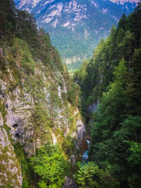 Gündüz dağlar nehir manzara 