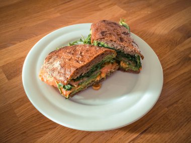  Kahverengi ekmek sandviçi.