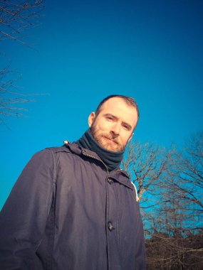 Kışın giyinmiş bir adamın portresi.