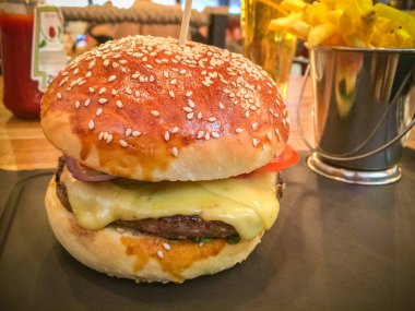  Çok lezzetli bir çizburger.