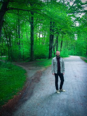 Ormandaki yolda bir adam