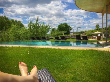 Gündüz bitki örtüsü ile çevrili havuz