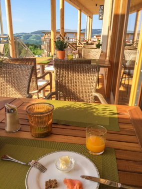 Teras, masa ve sandalyeler.