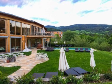 Gündüz bitki örtüsü ile çevrili havuz