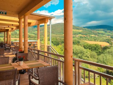 Restoranda masa ve sandalyeli teras 