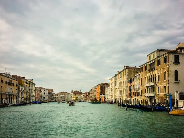 美丽的威尼斯建筑在白天的河流之间 — 图库照片