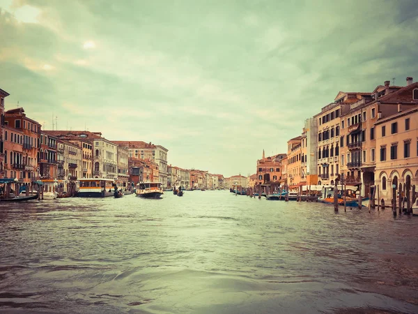 美丽的威尼斯建筑在白天的河流之间 — 图库照片