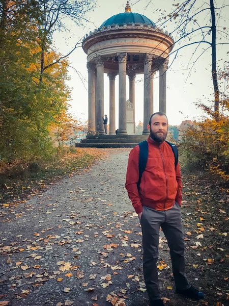 Retrato Joven Caminando Parque Otoño Durante Día — Foto de Stock