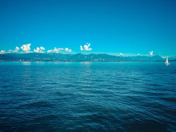 Vista Panorámica Del Mar Bajo Cielo Azul Durante Día — Foto de Stock