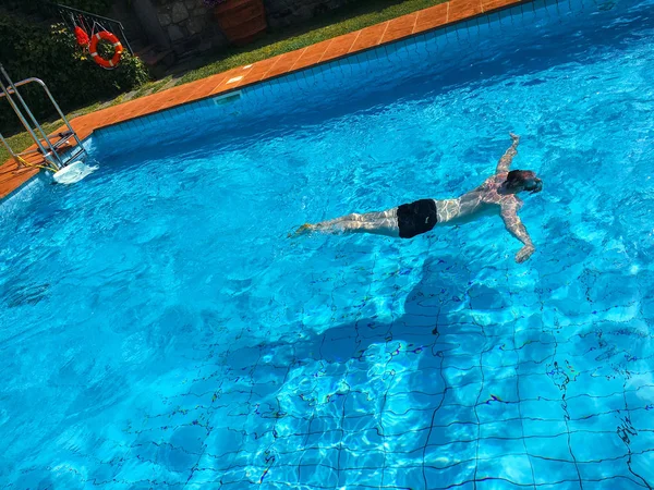 Junger Mann Amüsiert Sich Tagsüber Pool — Stockfoto