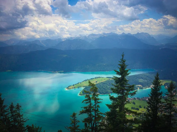 Vista Panorâmica Lago Montanha Rodeado Por Árvores Verdes Durante Dia — Fotografia de Stock