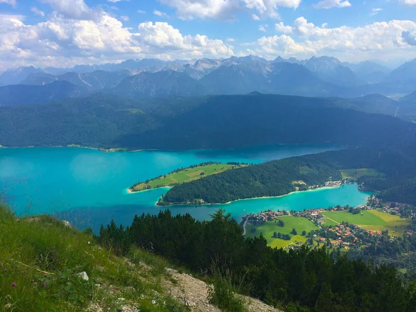 Vista Panorâmica Lago Montanha Rodeado Por Árvores Verdes Durante Dia — Fotografia de Stock