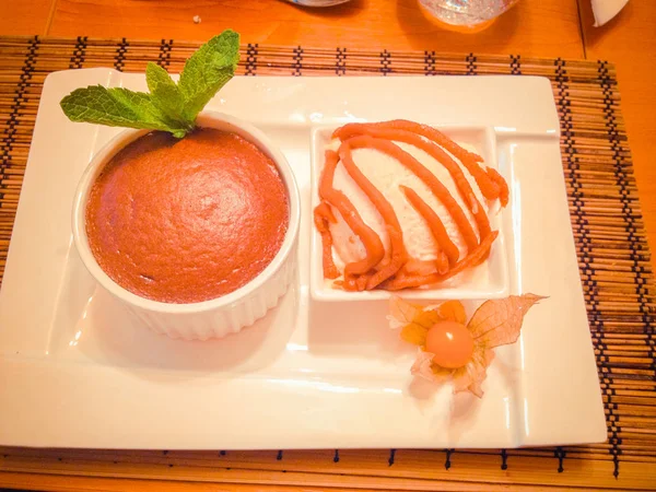 Pastel Chocolate Con Helado Caramelo —  Fotos de Stock