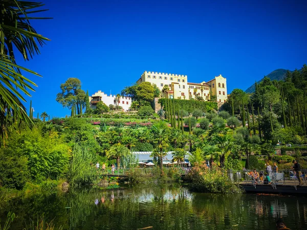 Bella Vista Dell Hotel Nel Parco Verde Con Lago — Foto Stock