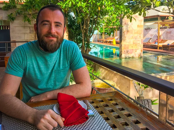 Hombre Sentado Una Mesa Restaurante — Foto de Stock