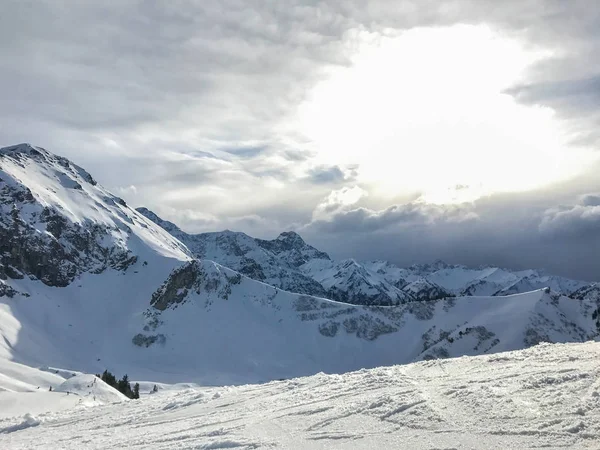 Schilderachtig Uitzicht Besneeuwde Winter Bergen Overdag — Stockfoto