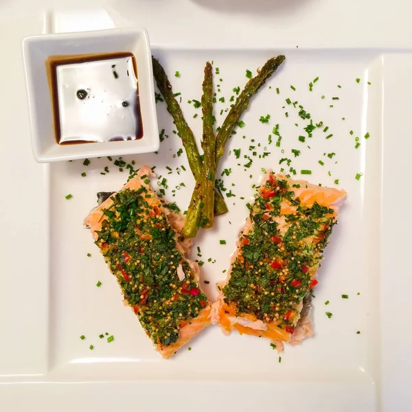 Lachs Mit Kräutern Gericht — Stockfoto