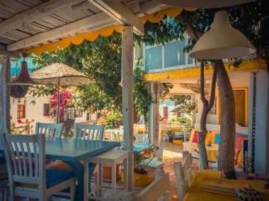 Restoranda masa ve sandalyeli teras 