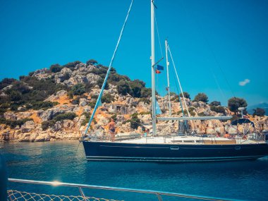 Denizde yelkenli yatı