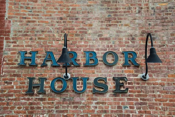 Doctora'nın Evinin Üzerindeki Gölgeler