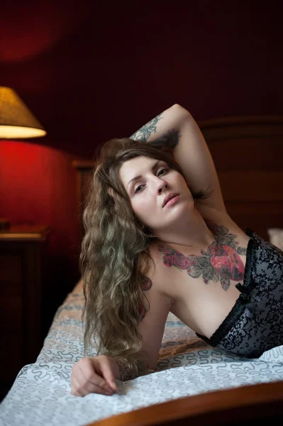 Size Sexy Model Gothic Tattoos Lies Large Wooden Bed — Stock Photo, Image