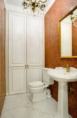 Kristal bir avize sarkacak ile klasik bir tarzda lüks hafif banyo iç