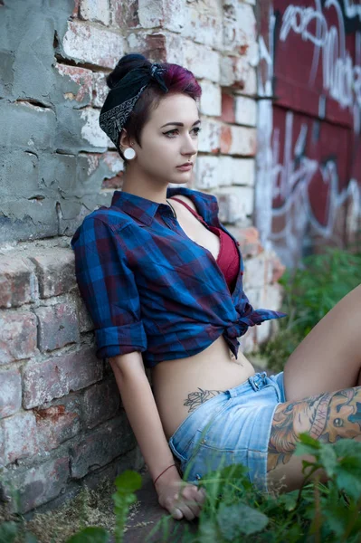 Retrato Menina Morena Estilo Pin Com Piercings Tatuagens — Fotografia de Stock