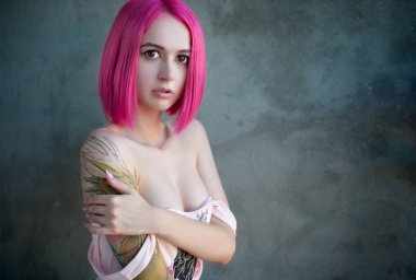 Dövme ve pembe saçlı genç şık seksi emo kız portresi