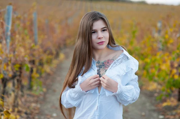 Красива Молода Брюнетка Білій Старовинній Блузці Позує Купою Темного Винограду — стокове фото