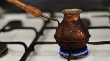 Eski bakır turk kahve yavaş yavaş gaz sobası kaynar