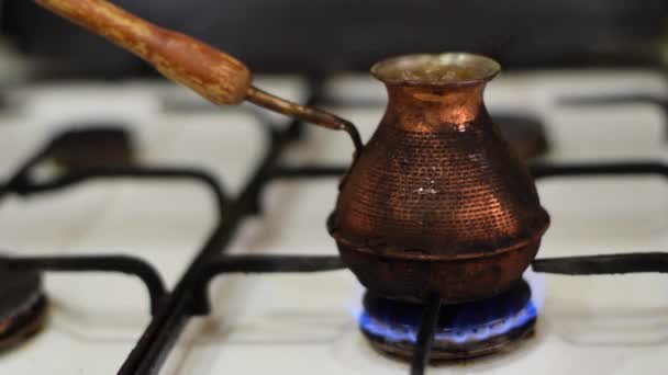 古い銅のトルコでのコーヒーはゆっくりとガスコンロで沸騰します — ストック動画
