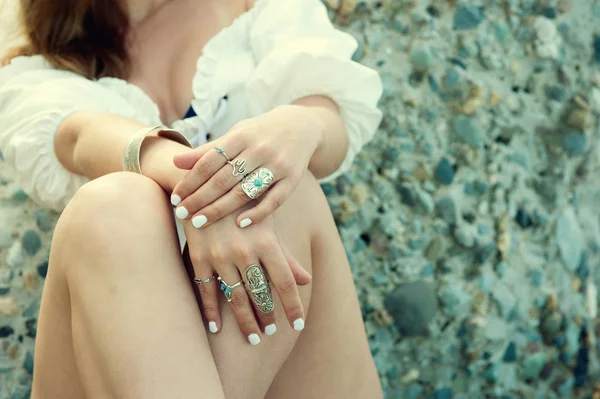 Süsler kadın elinde boho şık bir gri taş arka planı vardır. Vintage renk filtresi