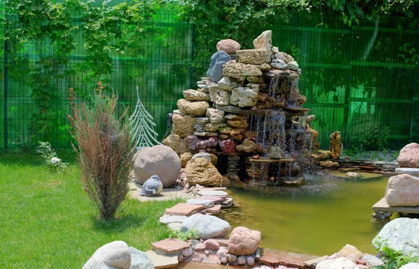 Petit Étang Artificiel Avec Une Fontaine Dans Jardin Été Aménagement — Photo
