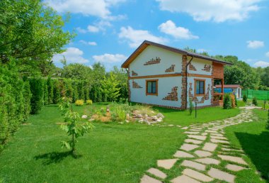 İki katlı kır evi bir rustik tarzda bir güzel yaz bahçesinde standları