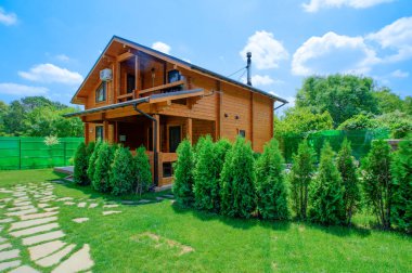 İki katlı kır evi bir rustik tarzda bir güzel yaz bahçesinde standları