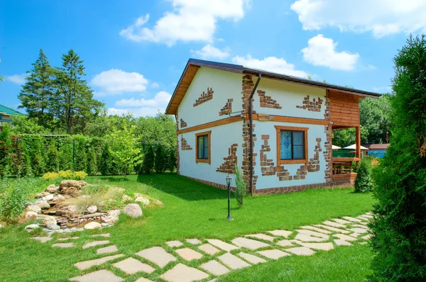 İki katlı kır evi bir rustik tarzda bir güzel yaz bahçesinde standları