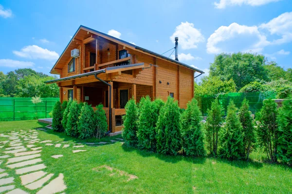 İki katlı kır evi bir rustik tarzda bir güzel yaz bahçesinde standları